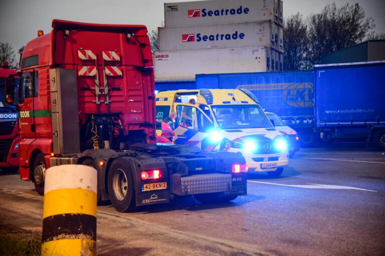 Man zwaargewond na aanrijding met vrachtwagen Streefwaalseweg Rotterdam