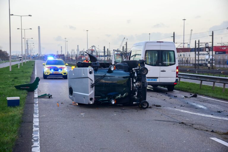 Bestuurder van grasmaaier gewond door aanrijding met personenbusje Vondelingenweg Rotterdam