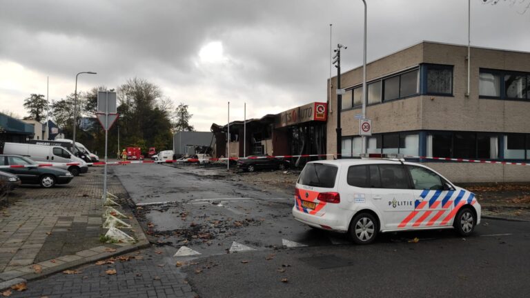 Brandweer blust nasmeulende accu’s Radarstraat Capelle aan den IJssel