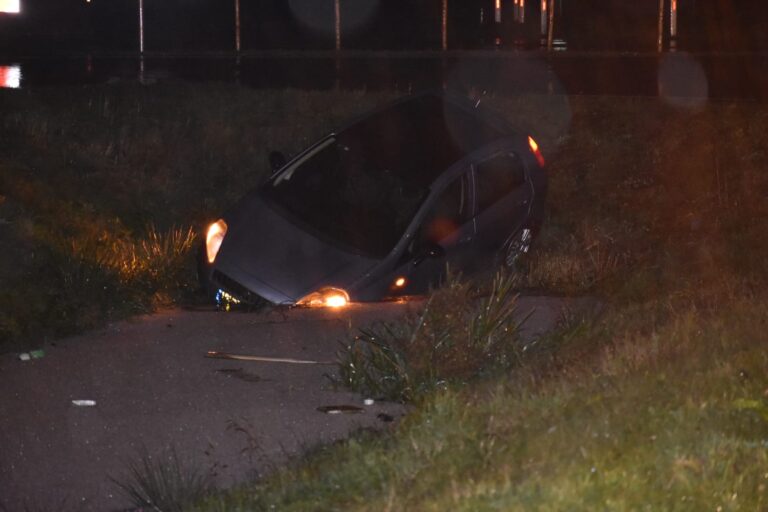Auto belandt in sloot N209 Doenkade Rotterdam