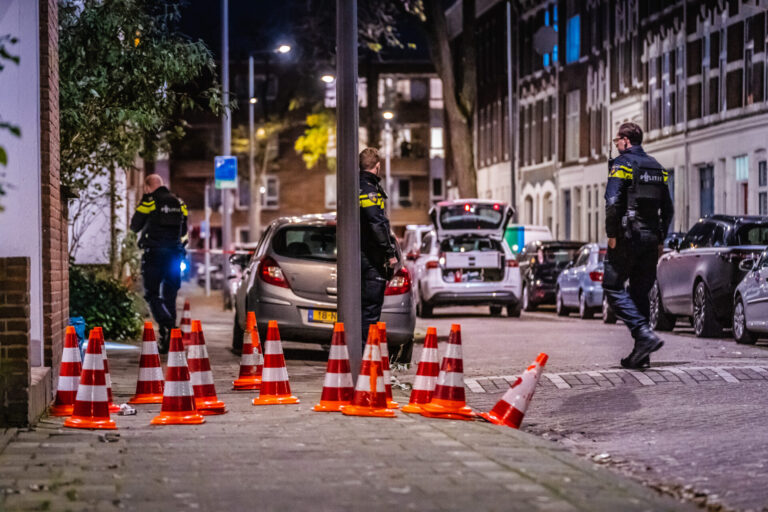 Politie onderzoekt schietpartij Rembrandtstraat Rotterdam (video)