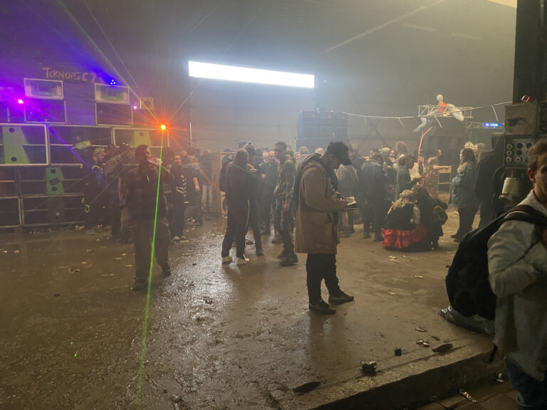 Illegaal feest in gekraakt bedrijfspand beëindigd in Schiedam