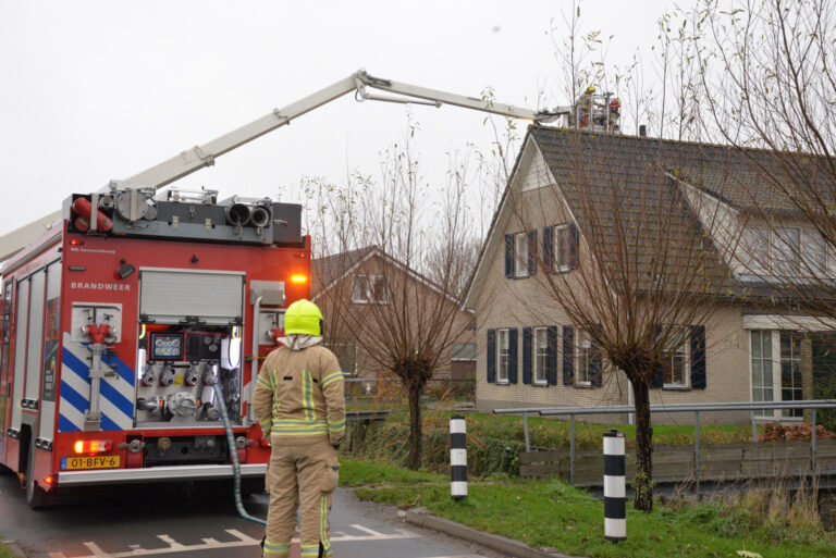 Brandweer veegt schoorsteen bij brand in Berkel en Rodenrijs