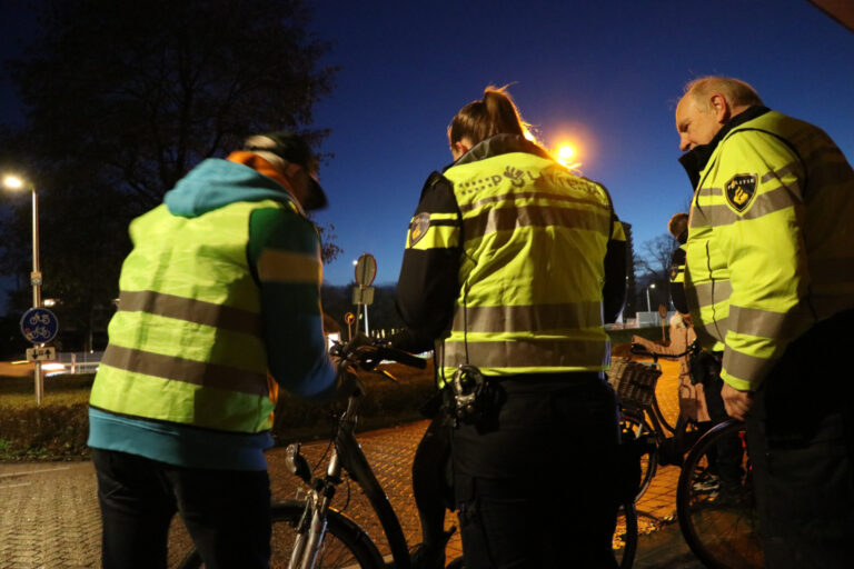 Veel fietsers zonder verlichting tijdens controle bij Algerabrug in Krimpen aan den IJssel