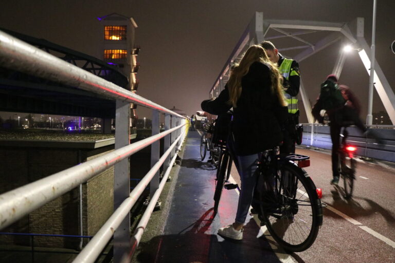 Weer veel bekeuringen voor fietsen zonder licht tijdens controle Algerabrug Krimpen aan den IJssel