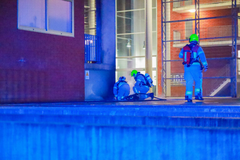 Vlonderpanelen in brand op dak van parkeergarage Bolderpad Rotterdam
