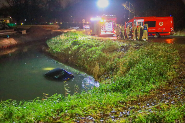 Tesla raakt te water Arthurweg Rotterdam