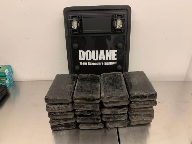 Wederom cocaïne aangetroffen in containers Rotterdamse Haven