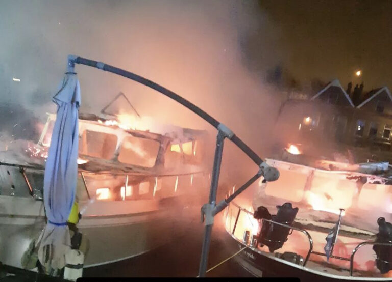 Twee plezierjachten verwoest door brand Prinsemolenpad Rotterdam