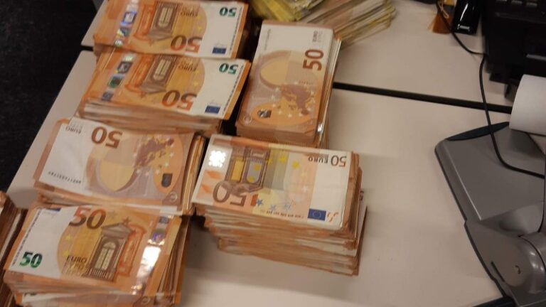 Politie neemt 8 miljoen aan “spaarcentjes” in beslag bij doorzoeking woning Rotterdam