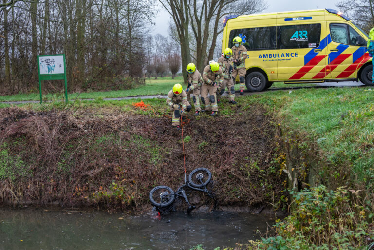Oudere man rijdt sloot in met driewieler Trambaanpad Zuidland