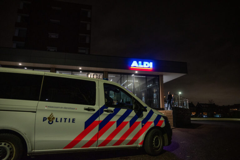Overvaller doet greep in kassa Hoogwerfsingel Spijkenisse