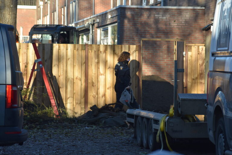 Bewoner (74) aangehouden, politie start forensisch onderzoek in tuin Zonnebaars Bergschenhoek