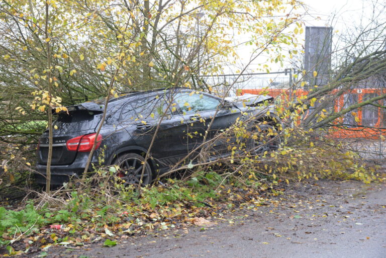 Bestuurder crasht met dure Mercedes GLA Bovendijk Rotterdam
