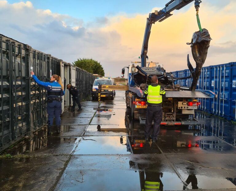 Talloze gestolen auto-onderdelen en goederen voor hennepteelt aangetroffen in Zevenhuizen