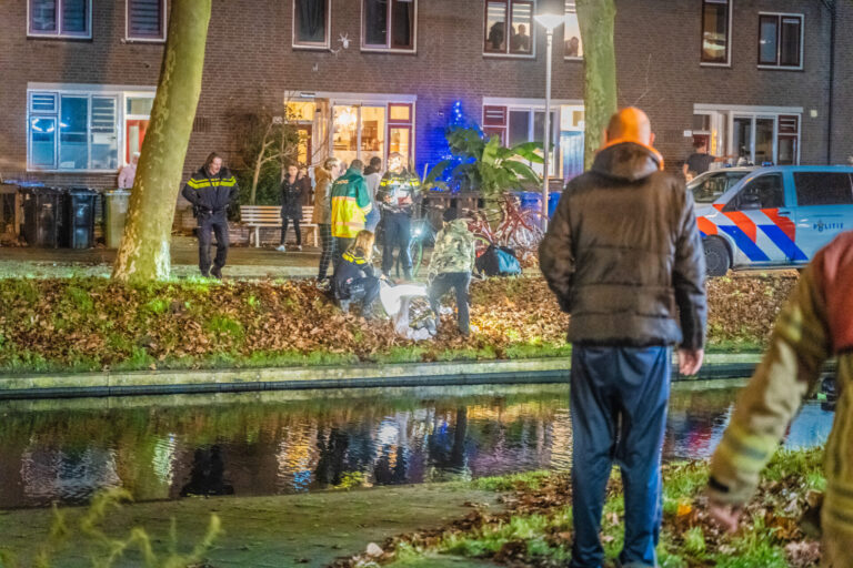 Omwonenden redden te water geraakte man uit sloot Hunze Rotterdam (video)