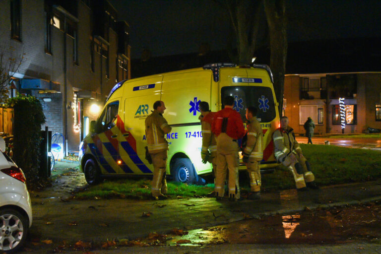 Brandweer trekt vastgereden ambulance uit gras Zandrak Krimpen aan den IJssel