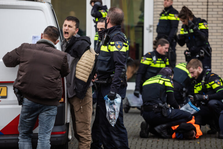 Koerden bestormen OPCW-gebouw Johan de Wittlaan Den Haag