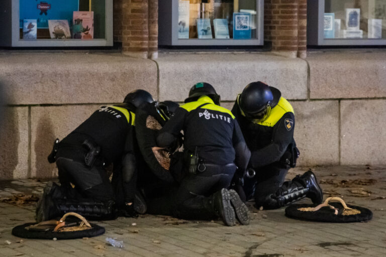 Rotterdammer die tijdens rellen agenten aanviel met metalen staaf blijft langer vastzitten (video)