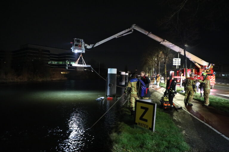 Niemand gevonden na grote zoekactie na gezonken bootje langs Vlietweg in Leidschendam