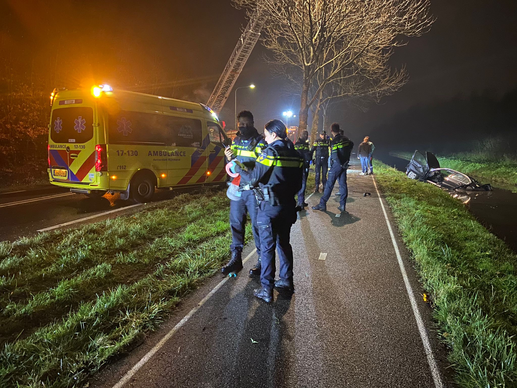 Auto raakt van de weg en eindigt in water langs Breekade (N477) in Krimpen aan de Lek (video