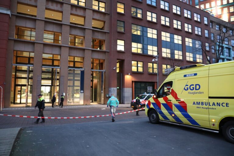 Politie onderzoekt verdacht goedje bij ministerie van volksgezondheid Den Haag