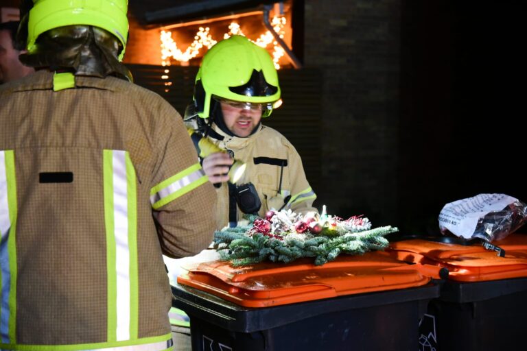 Rookontwikkeling door brand in kerststukje Waalstraat Rhoon