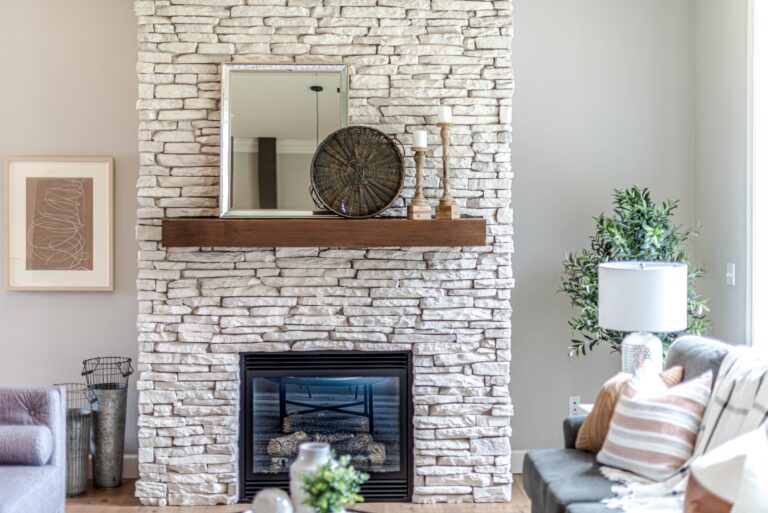 3 zijdige elektrische sfeerhaarden in een landelijk interieur