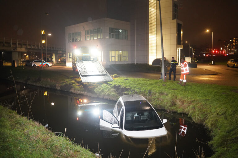 Opnieuw auto te water langs Rhijnspoor in Capelle aan den IJssel (video)