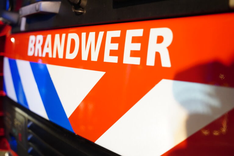 Brandende bestelbus houdt buurt wakker op Lange Hilleweg in Rotterdam-Feijenoord