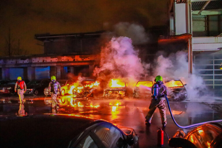 Meerdere auto’s in brand op terrein Jet Cars Driemanssteeweg Rotterdam