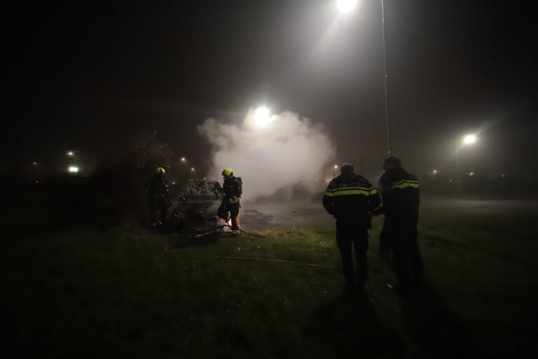 Auto verwoest door brand Willensplein Gouda