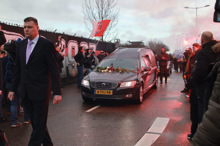 Honderden supporters nemen afscheid van oud Feyenoorder Christian Gyan