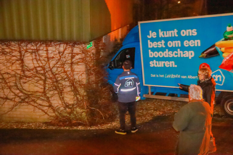 Albert Heijn bezorger brengt boodschappen tot in de schuur Ziedewijdsedijk Barendrecht