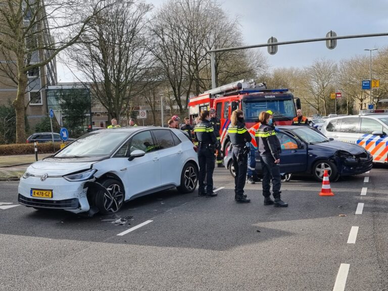 Veel schade na ongeluk op kruising Burgemeester van Reenensingel Gouda