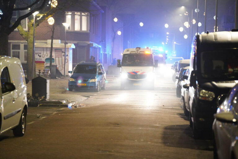Grimmige sfeer in Rotterdam tijdens jaarwisseling, politie grijpt op meerdere plekken hard in