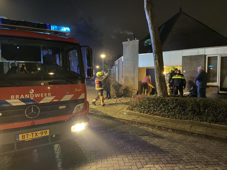 Buren halen man uit woning na brand in keuken Lelieveld Nieuwerkerk aan den IJssel