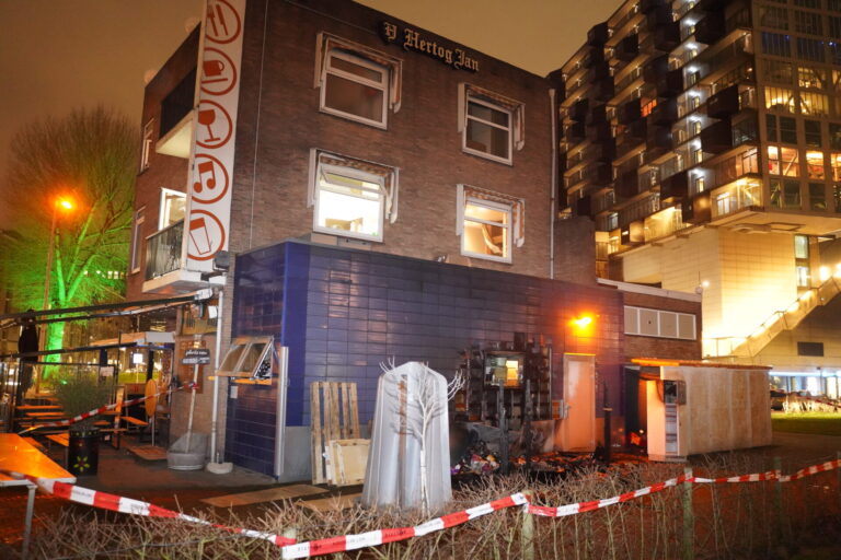 Veel schade na flinke brand café Verhip Sint-Jobsweg Rotterdam