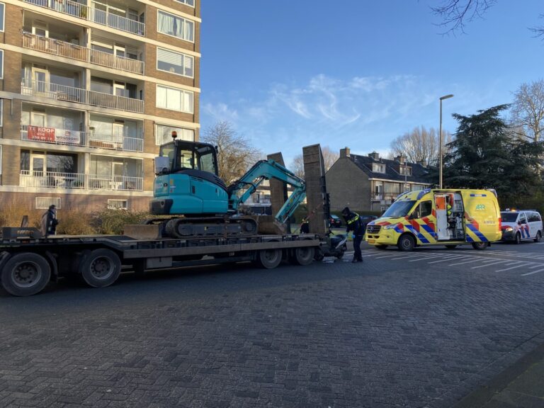 Persoon botst met scooter op trailer en raakt gewond Hendrick Staetsweg Rotterdam