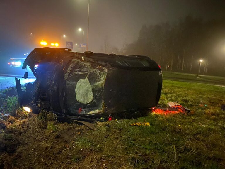 Bestuurder op de vlucht na flinke crash Dorpsweg Rotterdam