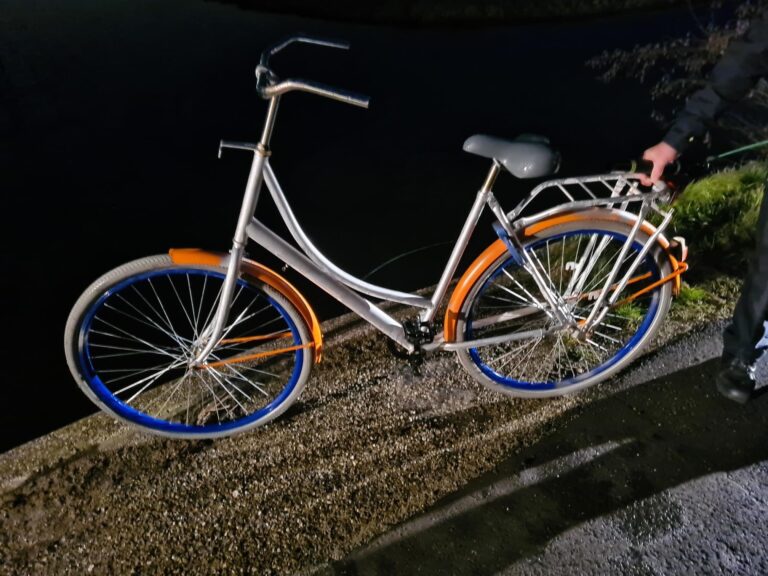 Hulpverleners doorzoeken sloot na vondst van fiets Tiendweg-West Ouderkerk aan den IJssel