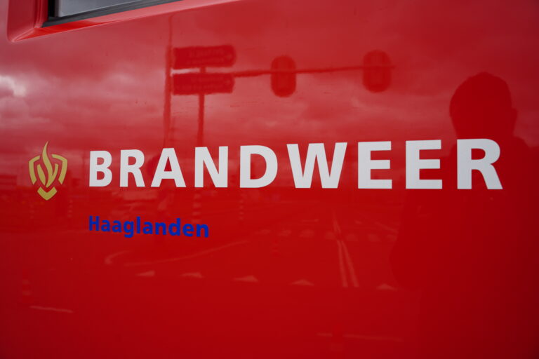 Grote brand op dak van appartementen door dakdekkerswerkzaamheden Hoefkade Den Haag