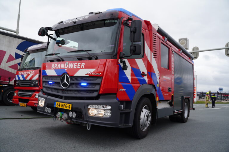 Zeer grote brand autobedrijf Castorstraat Den Haag