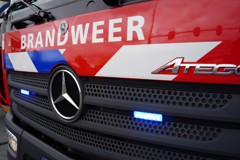 Brandweer redt meerdere bewoners uit huizen bij uitslaande brand Allard Piersonstraat Rotterdam