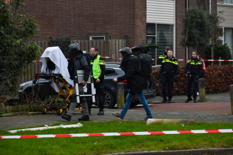 Aanhoudings- en ondersteuningsteam valt woning verward persoon binnen Hobbemalaan Krimpen aan den IJssel