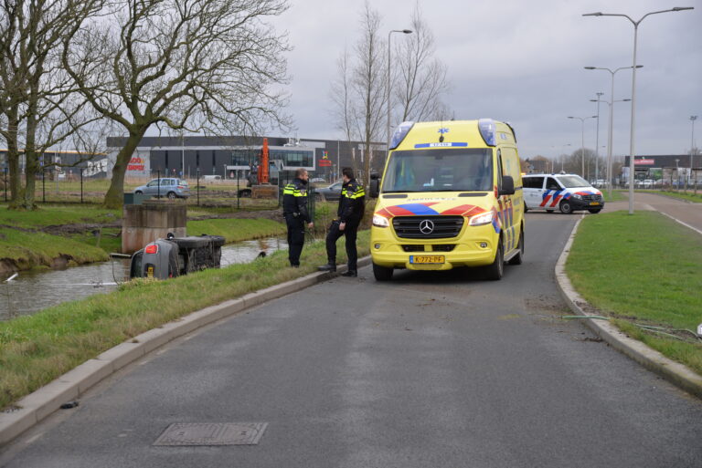 Automobilist vliegt uit de bocht en belandt in het water Zeppelinstraat Berkel en Rodenrijs