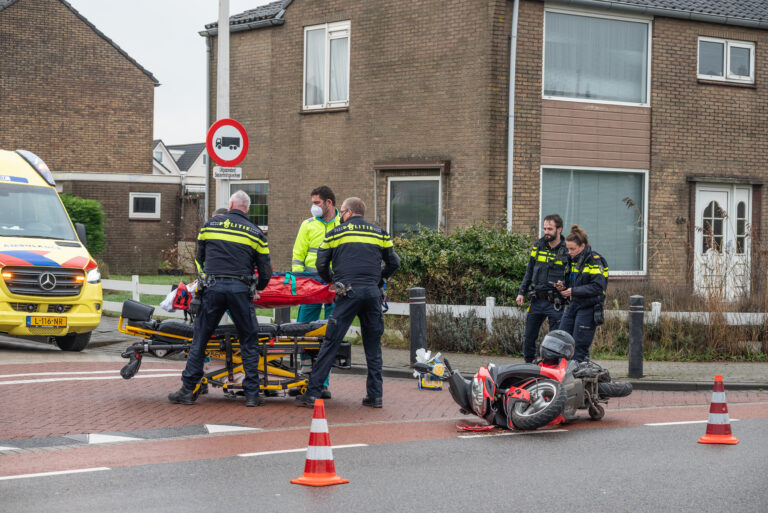 Scooterrijder gewond na aanrijding met auto Julianastraat Zuidland