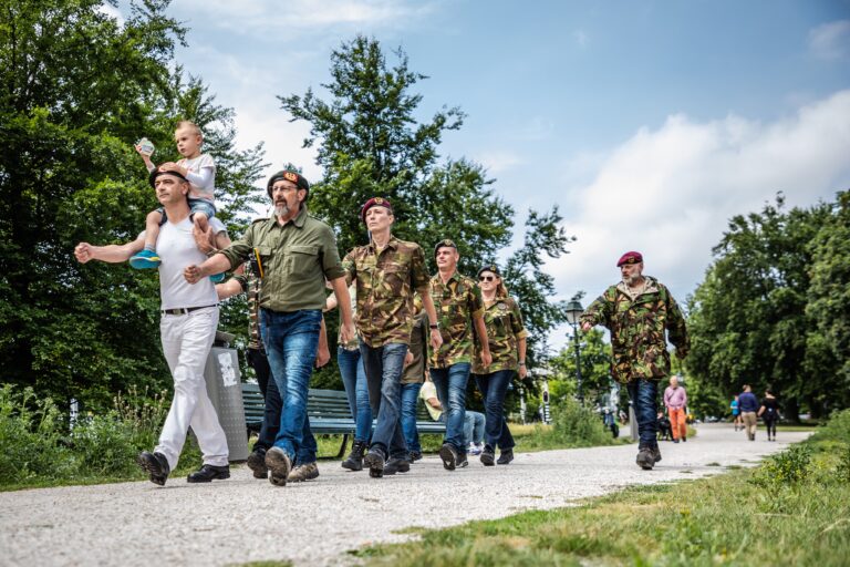 Commandant der Strijdkrachten spreekt zich uit tegen demonstranten in uniform: “Als hoogste militair keur ik dit soort acties zeer af”