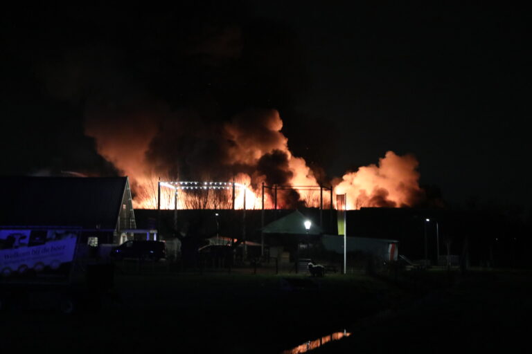 Zeer grote uitslaande brand in loods Hillegom