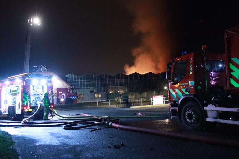 Zeer grote brand bij agrarisch bedrijf in Monster